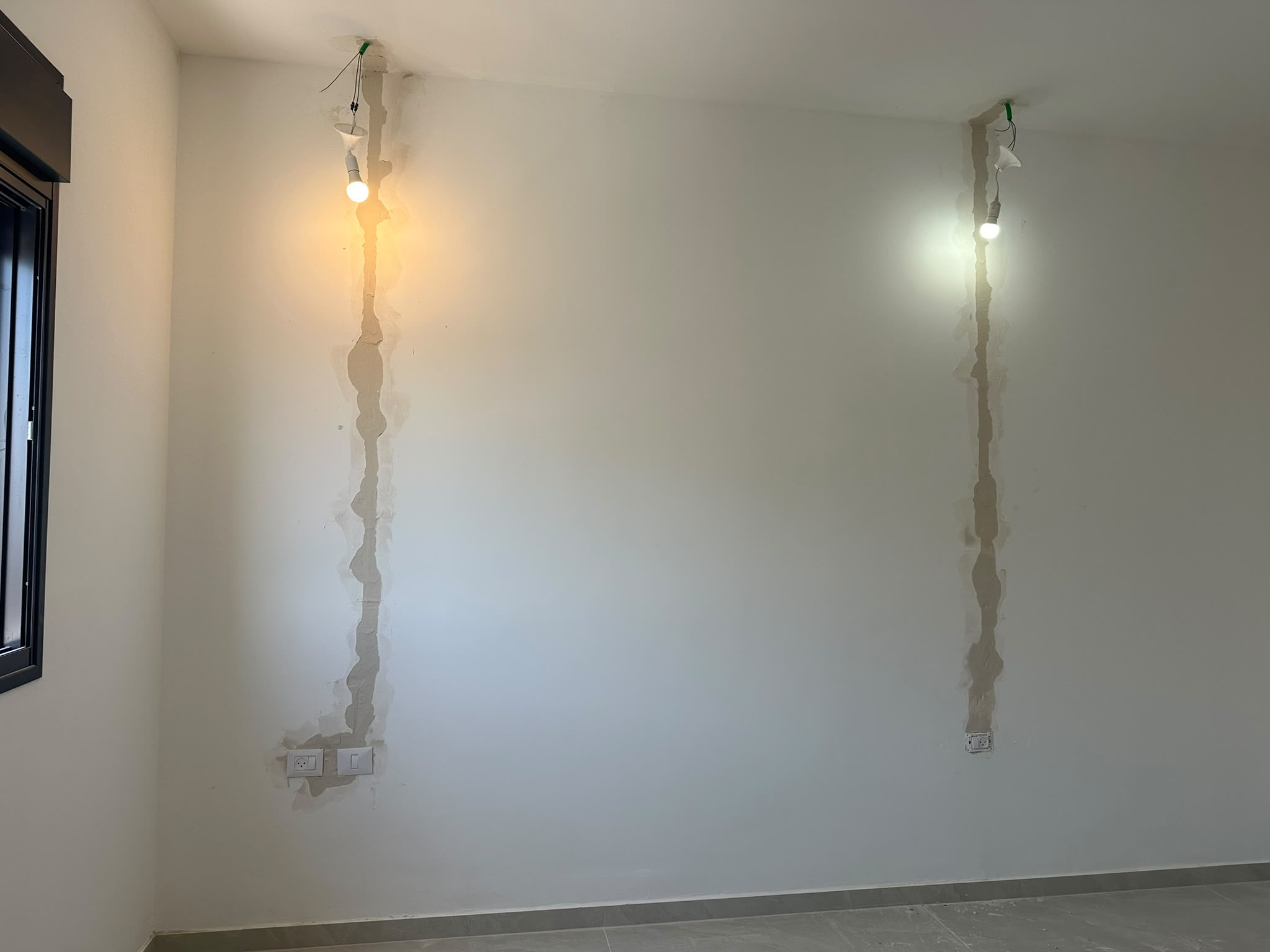 הוספת נקודות תאורה תלויות בחדר שינה — עבודת חשמל